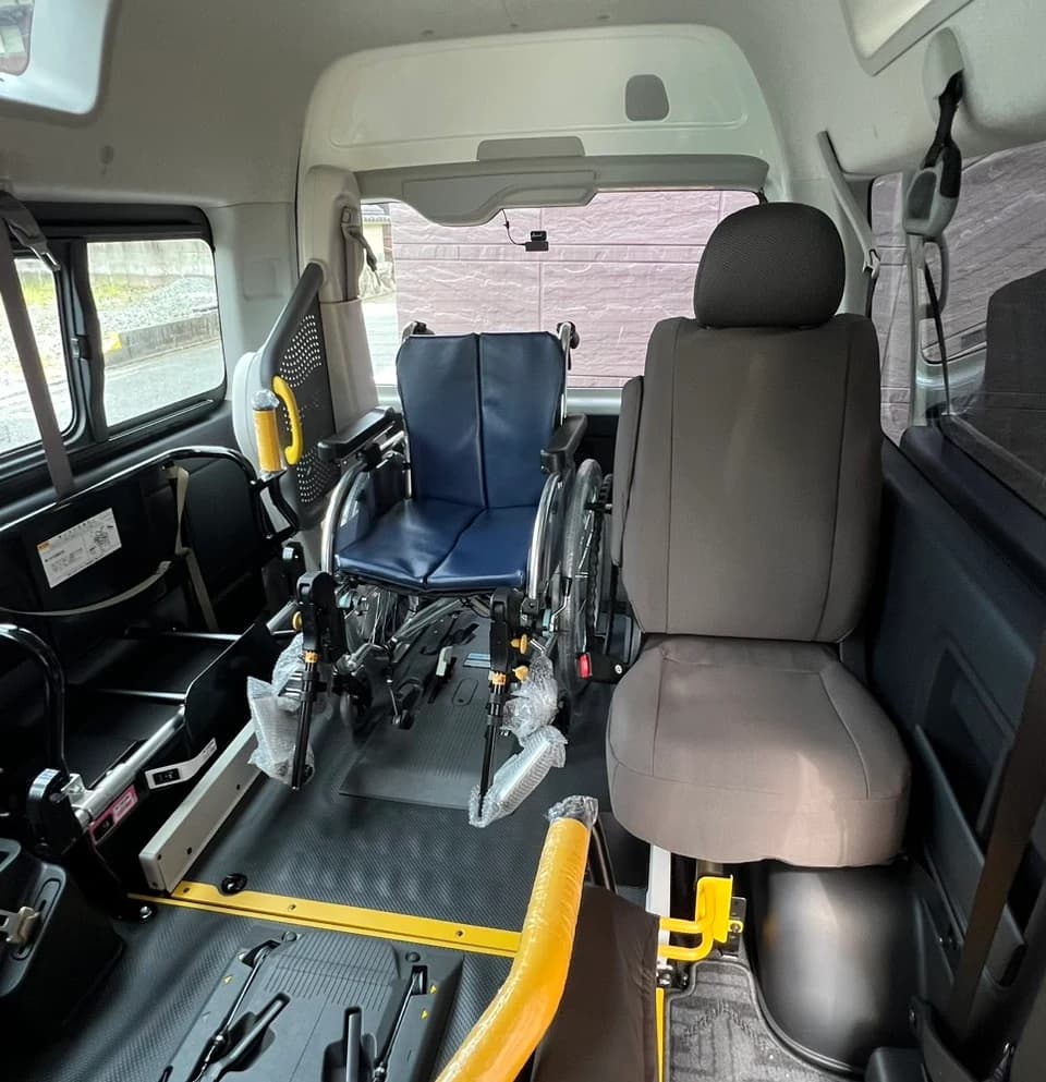 車内の車いすスペースと隣の同乗席
